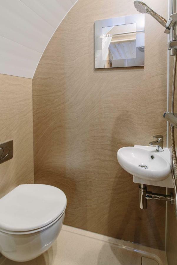 Lupin Glamping Pod Hotel Cheltenham Bagian luar foto